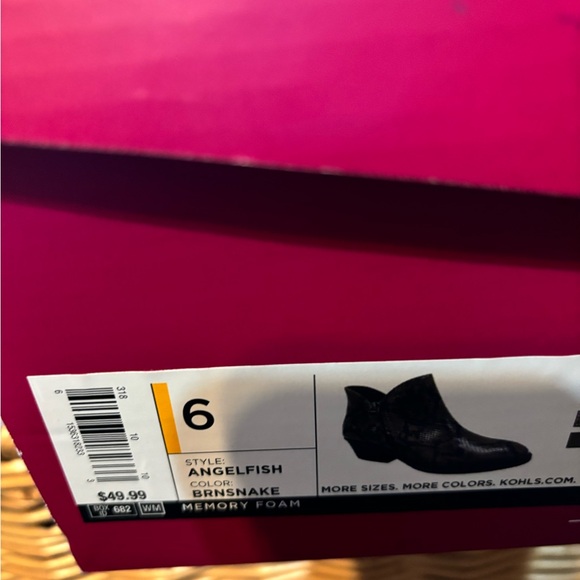 Boots Women’s Size 6 New in Box Color Brown Snake Pattern Memory Foam - Picture 5 of 7